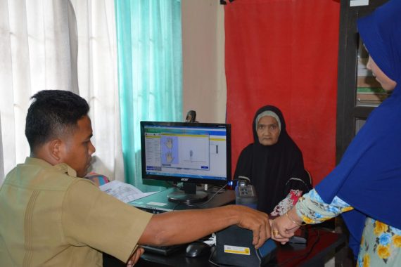 Petugas melakukan e-KTP di Kantor Camat Darul Aman, Aceh Timur, Senin (25/3/2019).