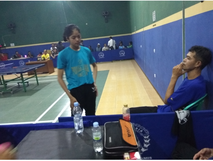 Ida Ariyani (13), juara 2 Divisi 5, saat berdiri istirahat dari permainan Tenis Meja
