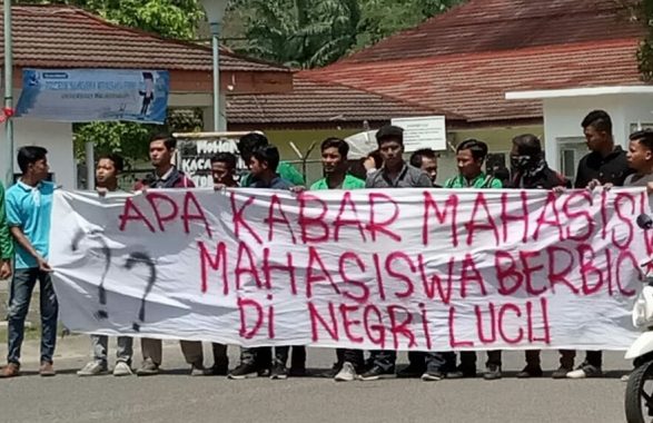Mahasiswa mengadakan Mimbar Bebas yang bertema "Mahasiswa berbicara dibawah negeri yang lucu". kegiatan berlangsung didepan Gerbang Kampus Unimal, Bukit Indah, Kota Lhokseumawe, Aceh pada Selasa (26/03/2019).